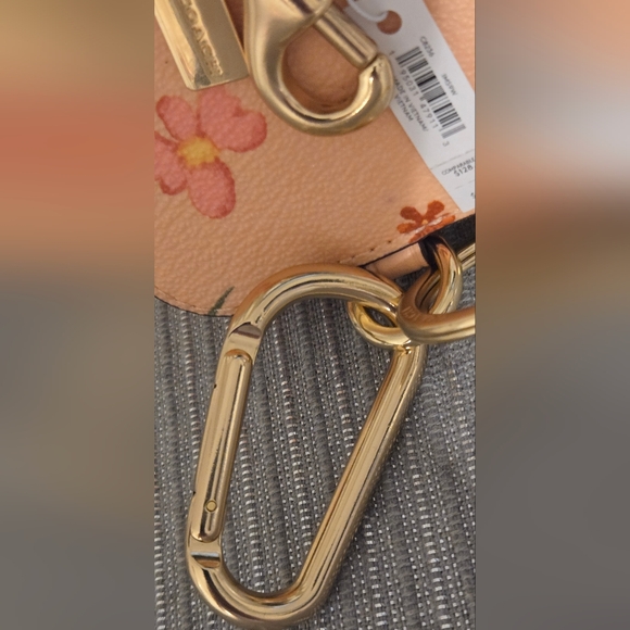 ​Coach Floral Print Leather AirPods Case / Bag Charm – Petal Pink **flawed** - Picture 7 of 11